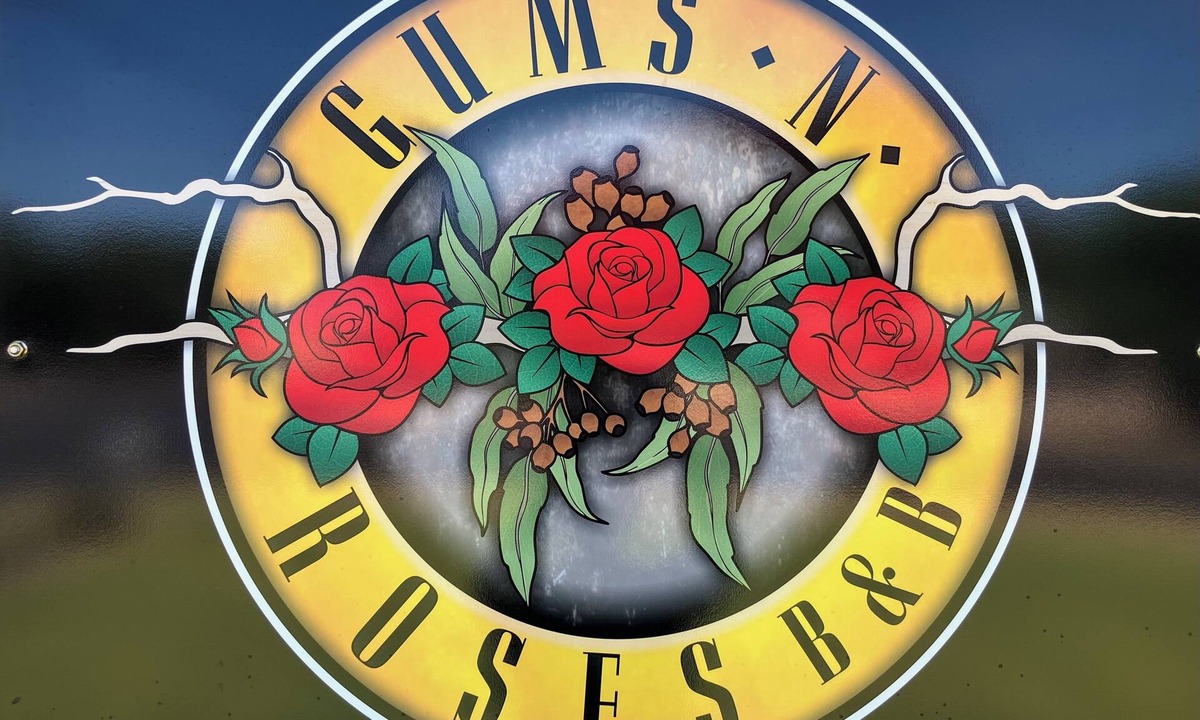 Tatiara Bed & Breakfast | Gums N Roses B&B Quiet & Central Location. Spacious For Family & Pet Friendly🌹