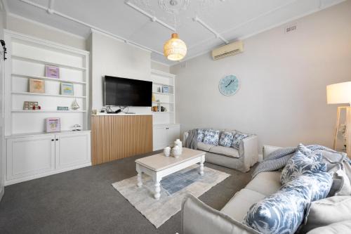 Semaphore South Apartment | Hamptons Bungalow - Walk to Semaphore South Beach