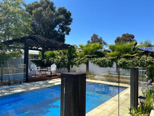 White Hills Hotel | Happy Wanderer Motel Bendigo CHILDREN NOT PERMITTED over 18s only