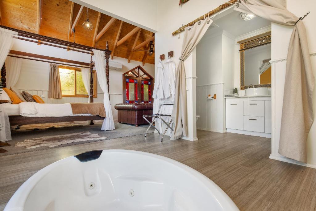 Gembrook Ski Chalet | Harem Cottage Gembrook - Spa Bath & Wood Fireplace