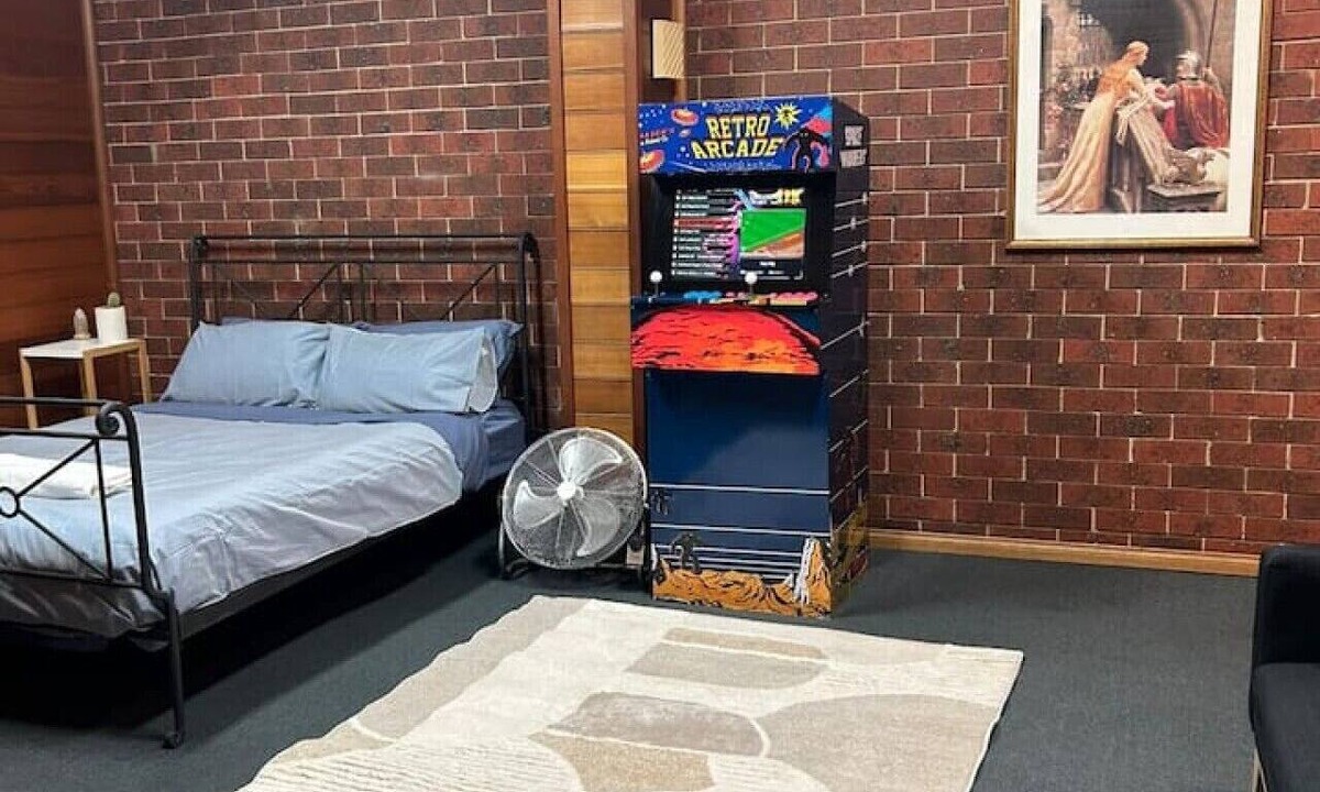 Brunswick East House | Headquarters (Workaholics Paradise)