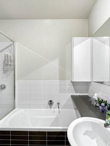 Geelong Apartment | Heart of Geelong Near Waterfront and Train