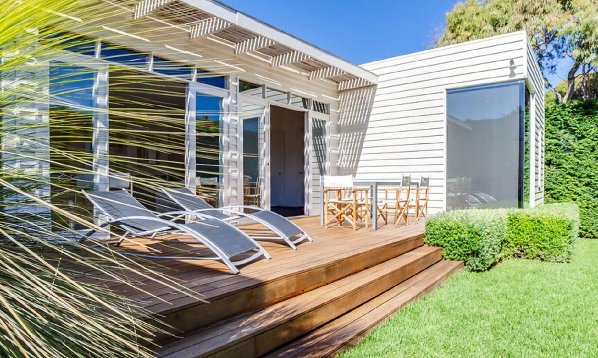 Portsea House | Hedge Hideaway - Private stylish beach house walking distance to Portsea pier and hotel