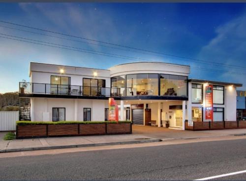 Lakes Entrance Hotel | Heyfield Motel and Apartments