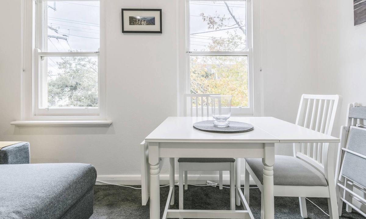 Albert Park Apartment | Hidden Gems & Modern Comfort - 2BR in Middle Park!