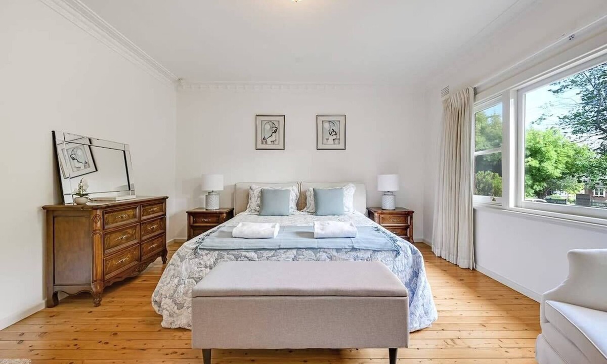 Orange House | Hideaway on March Fireside Garden Walk to CBD