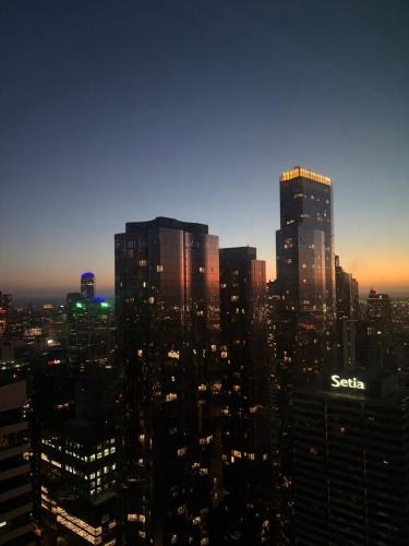 Melbourne Central Business District Apartment | High-Rise Lvl 59 2B1B Apartment with City Views - Central CBD Location