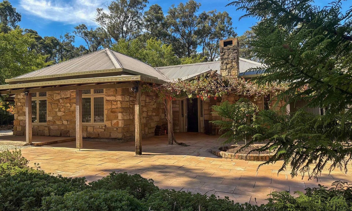 Pokolbin Cottage | Highwoods Cottage - Authentic charm in the heart of Wine Country