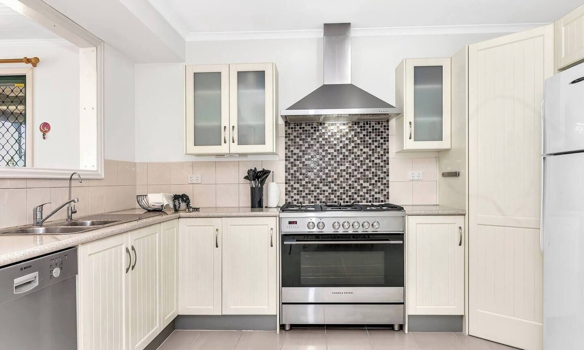 Hayborough House | Hillside Hideaway Family Home Near Victor Harbor