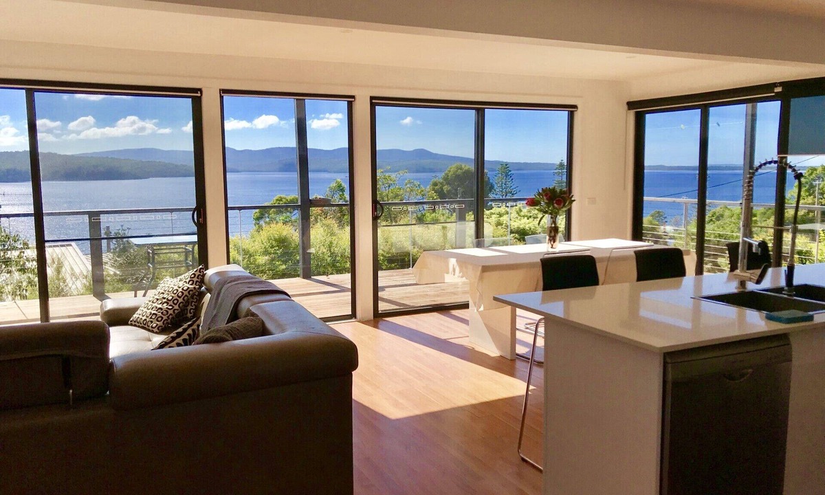 Mallacoota House | Hillstop pet Friendly With Panoramic Views