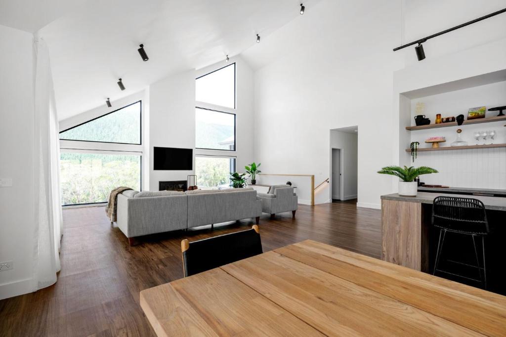 Bright House | Hilltop at Bright