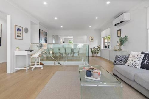 The Hill House | Hillview - Walk to City & Beach - Free Parking