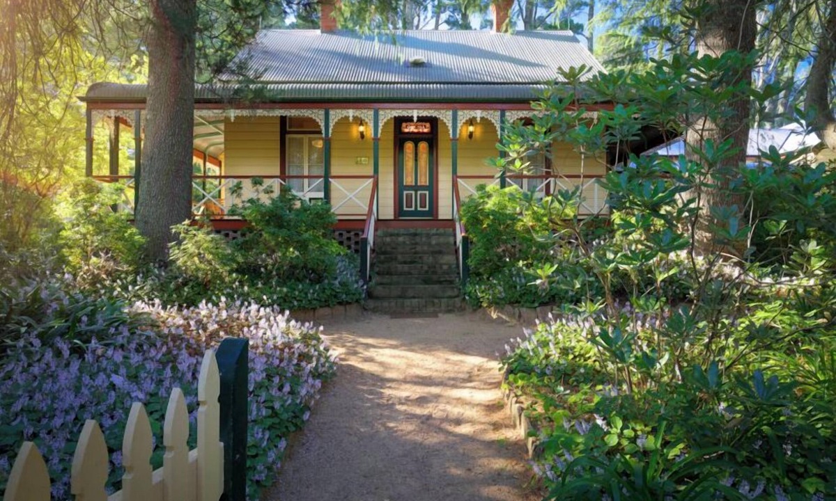 Wentworth Falls House | Historic 1885 Blue Mountains Retreat | Sleeps 12 | 6 Bdrms | Free EV Charging