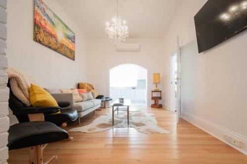 Launceston CBD House | Historic Beauty in the CBD with Parking & WiFi