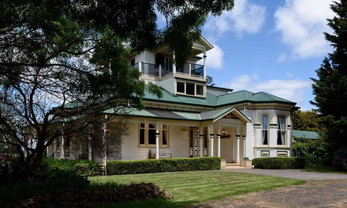 Melrose House | Historic Homestead: Views & Shared Tennis Court
