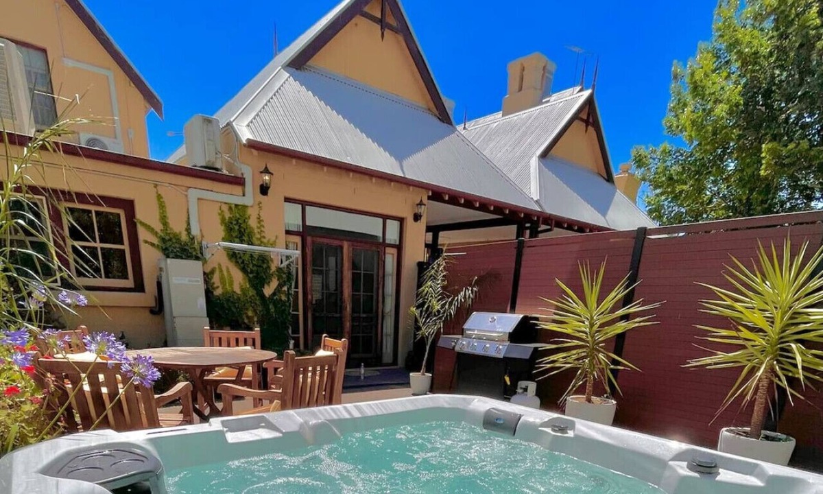 Albury Villa | Historic Porters` Cottage Classic | Hot Tub Pet Friendly Walk to Dean Street