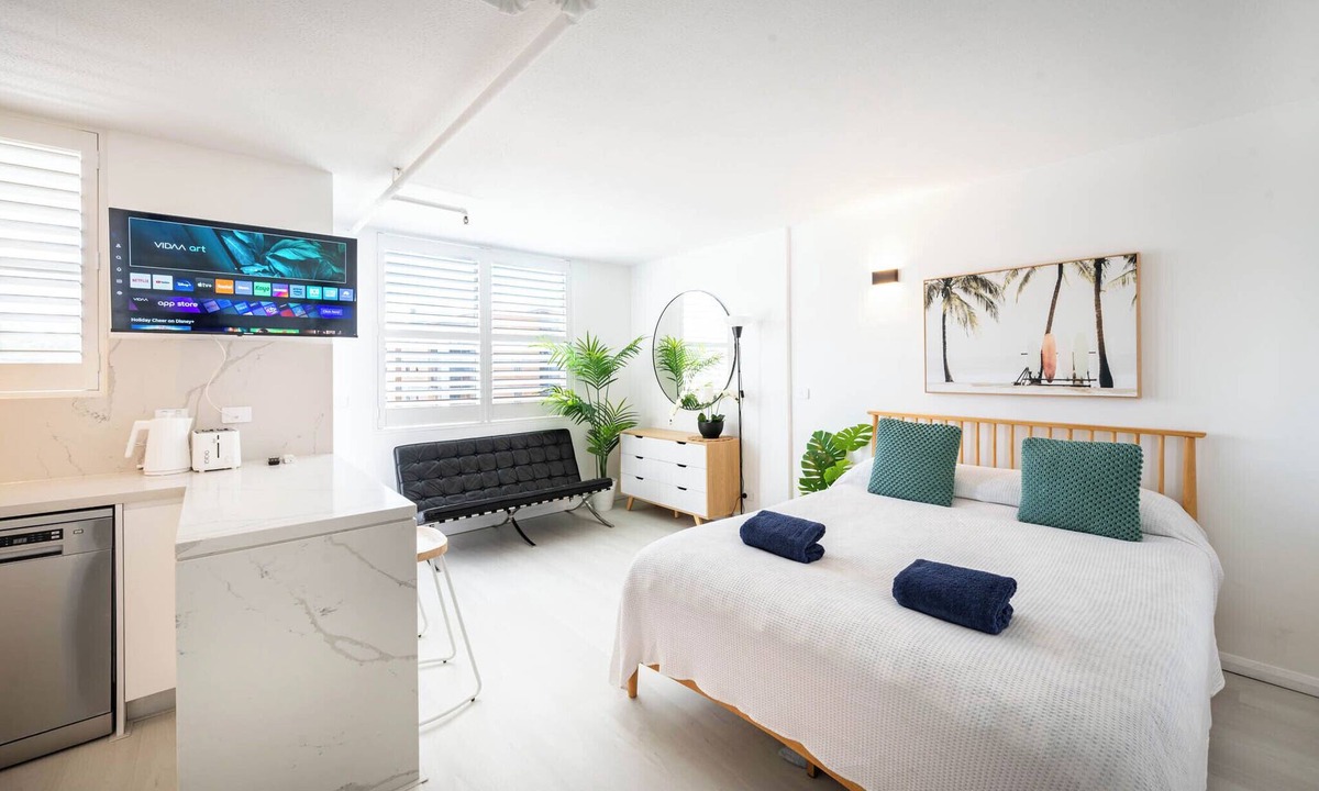 Bondi Apartment | HolidayRento Bondi Beach View Rooftop Pool