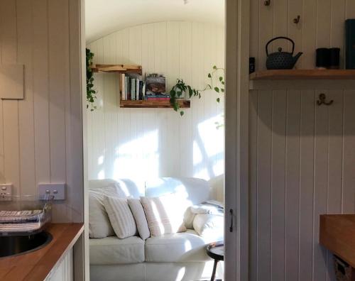 South Bruny House | Holly Tree Hut - Gypsy Wagon with Breakfast