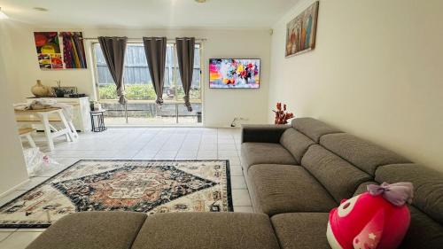 Narre Warren South House | Home Away From Home Near Everything Spacious Home