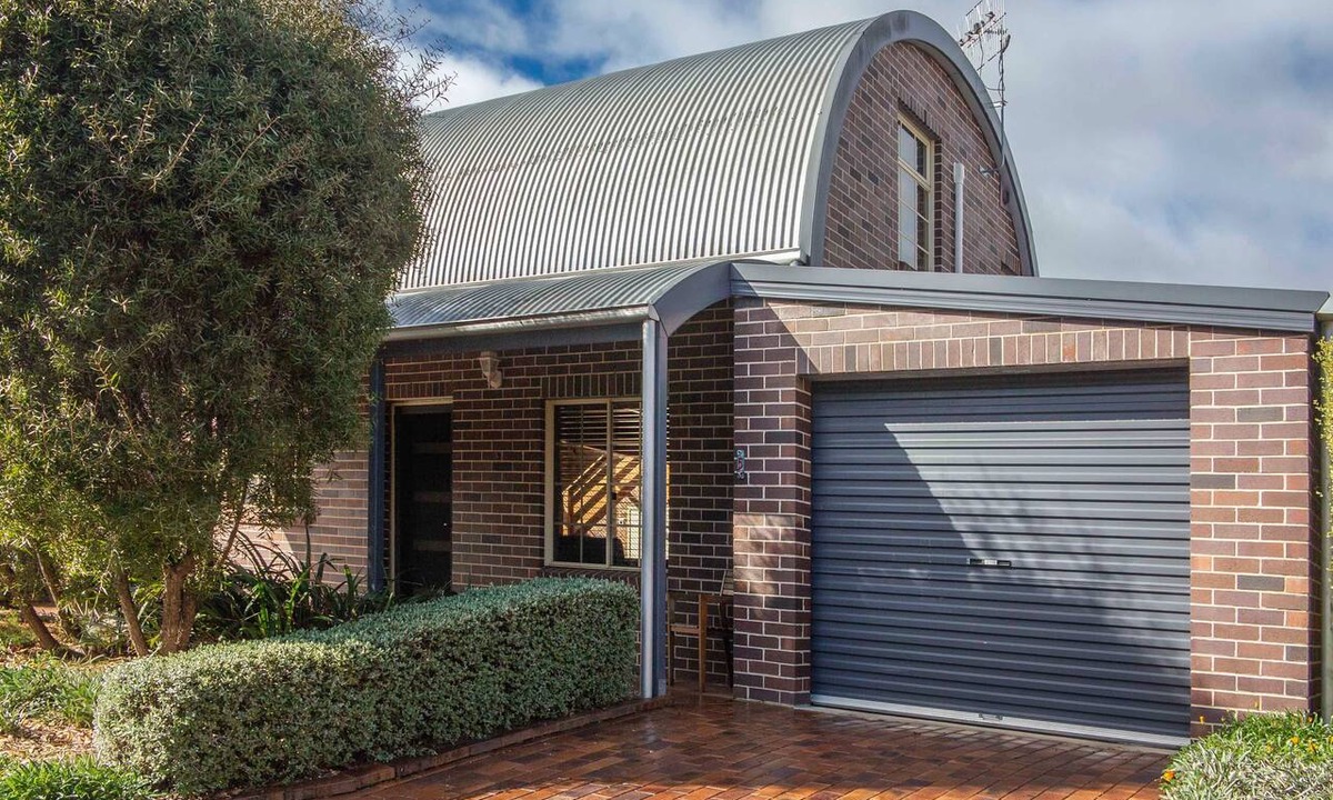 Armidale House | Home with Office | 2 Bathroom | Walk to Armidale CBD | Longer Stays Welcome
