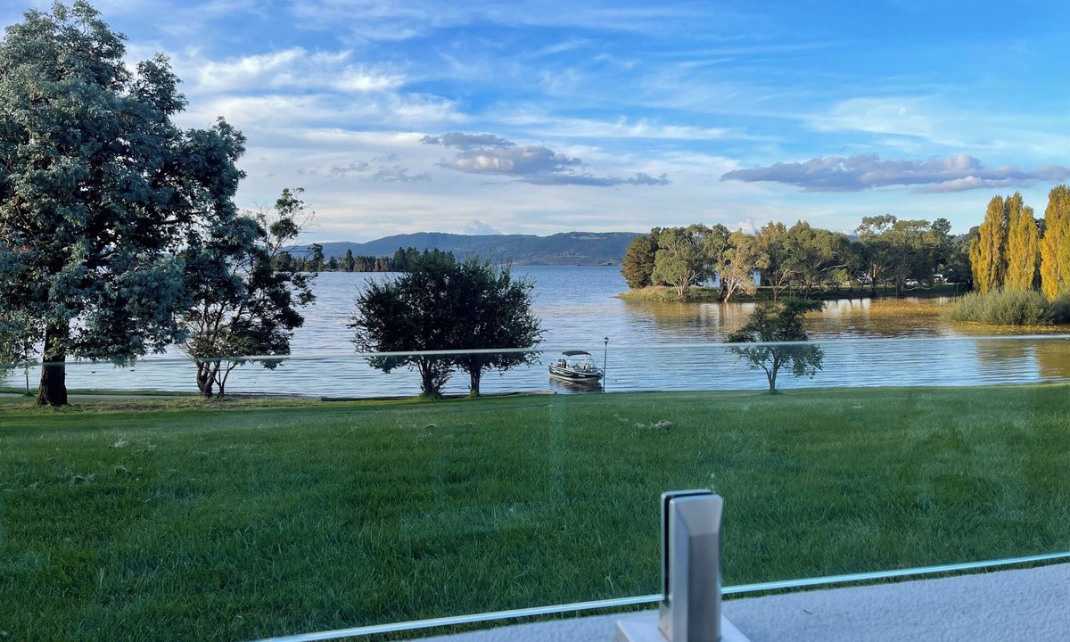 Jindabyne Apartment | Horizons 424 Lake Jindabyne Waterfront Apartment Sleep 6, 2 bedroom, 2 bathroom