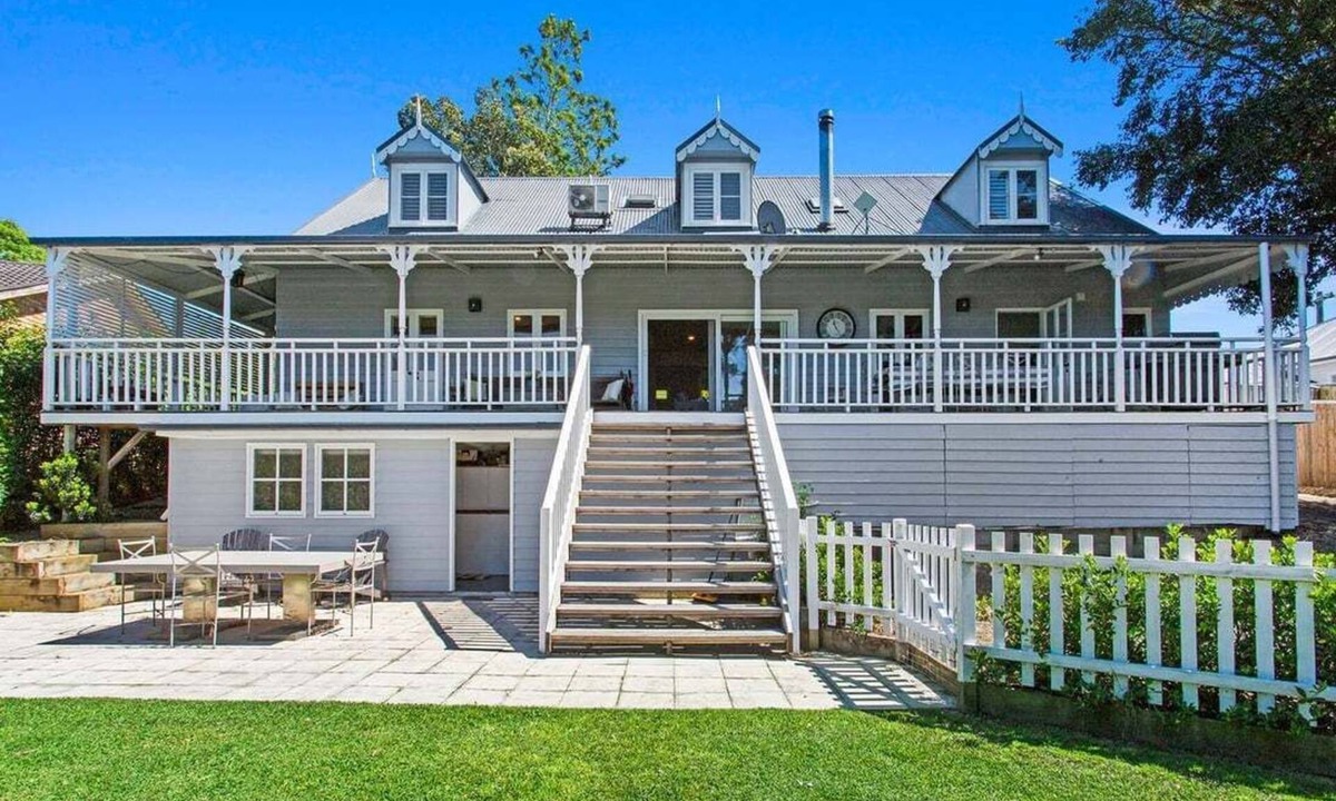 Berry House | Huckleberry House - charming house in Berry