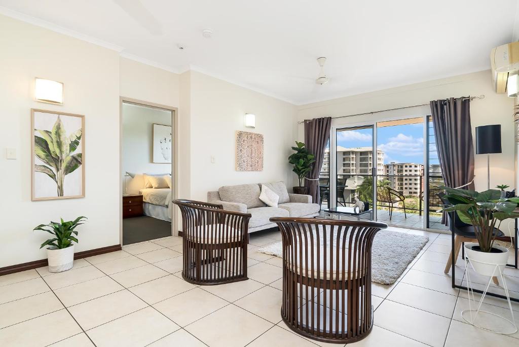 Darwin City Centre Apartment | Huge CBD Top Floor Apartment with Breath Taking Views!