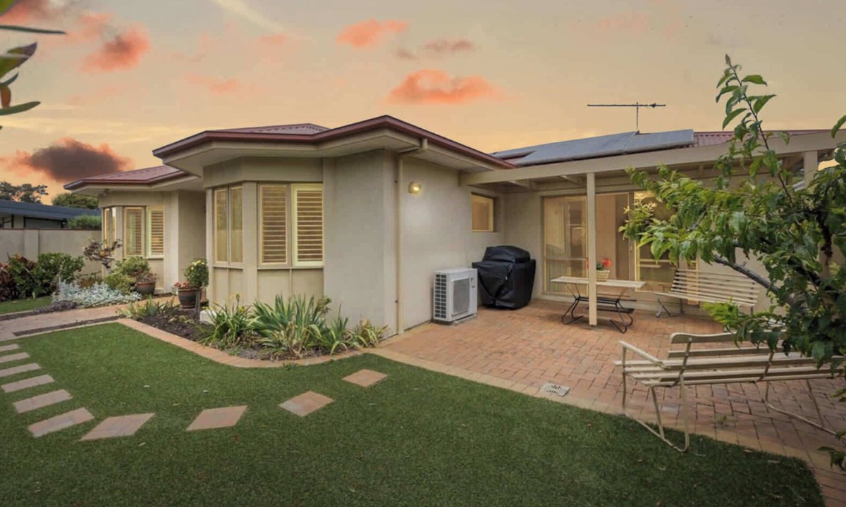 Torquay House | Incredible location - Steps to Torquay’s Cafés & Beaches Pet Friendly