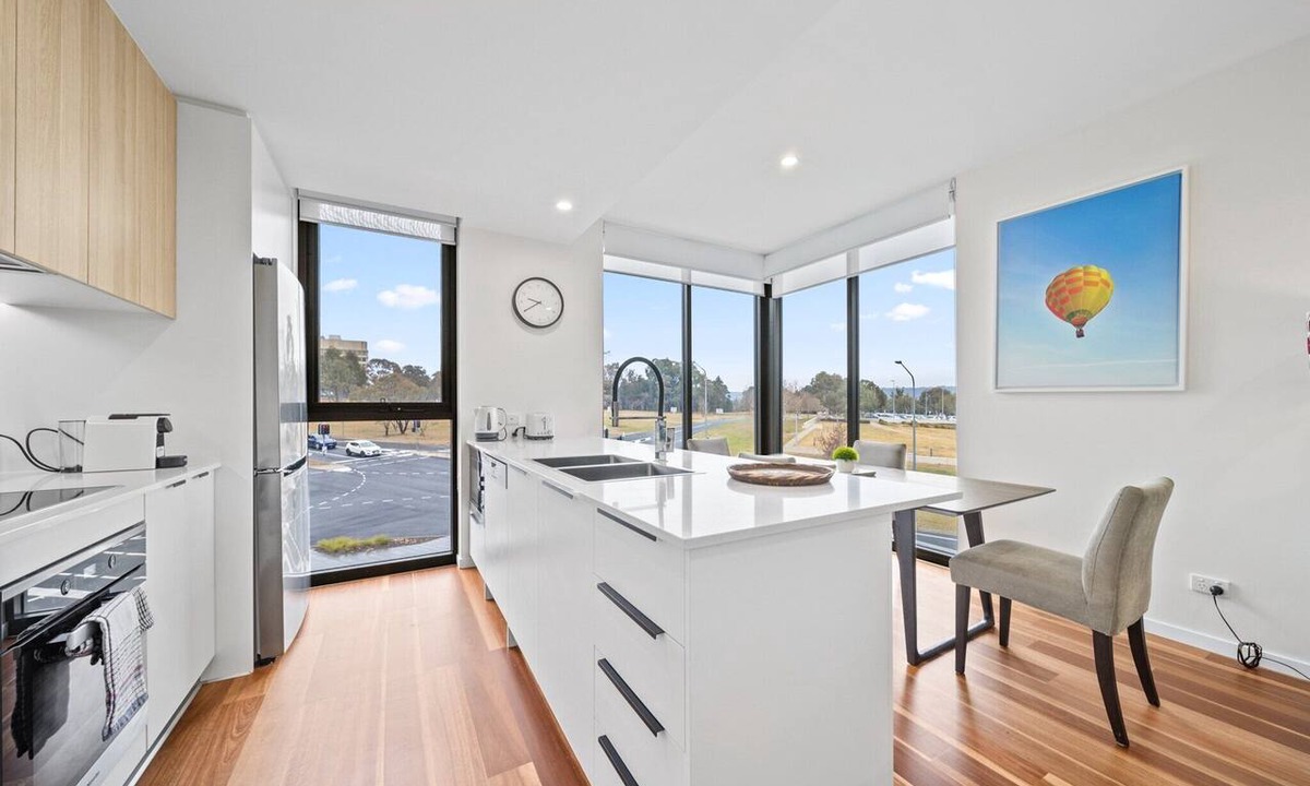 Campbell Apartment | Inner-City 2-Bed with Large Balcony, Garden & Gym