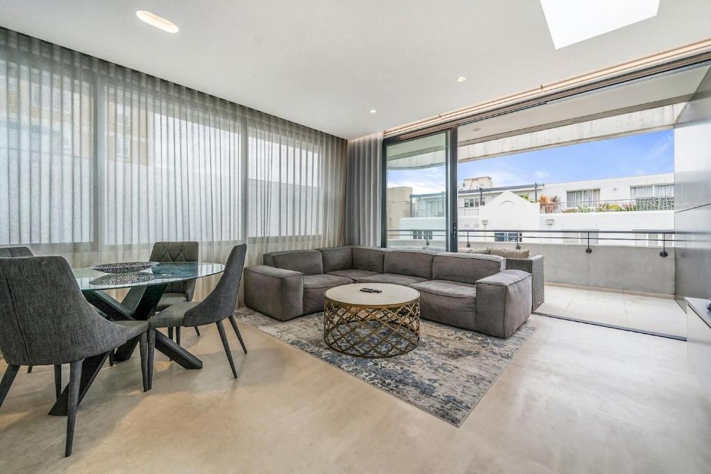 Coogee Apartment | Inviting 2BR Unit w Parking near Coogee Beach