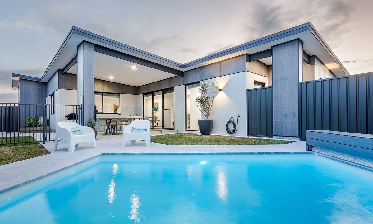 Dunsborough House | INVITING HOLIDAY ESCAPE BOASTING A SPARKLING POOL