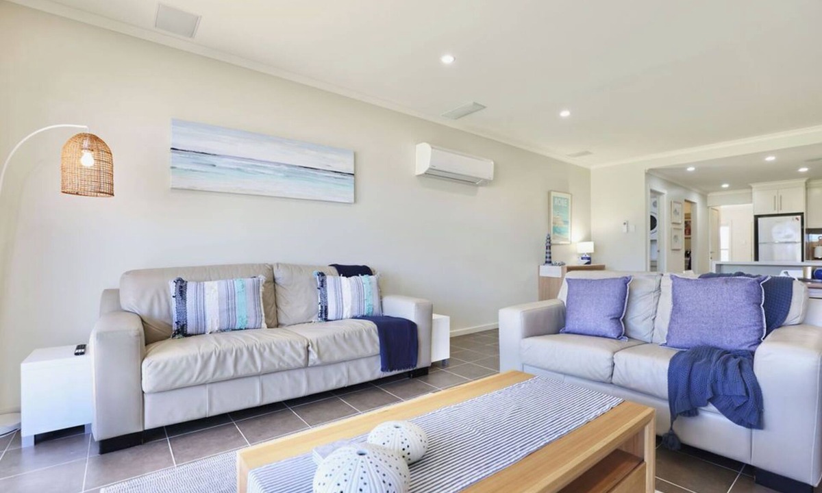 Waterhouse House | Iona Blue 2 bedroom Townhouse 200m to restaurants & shops