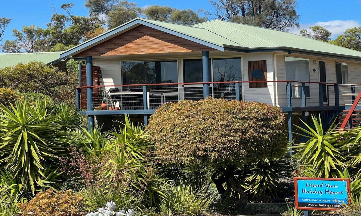Lake Wangary House | Island View 1 - Sunsets - Quality - Sandy Beaches Across the Road