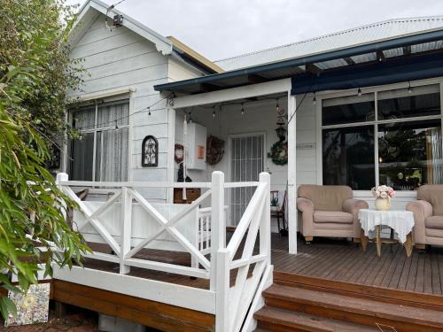 Lakes Entrance Bed & Breakfast | Ivy May Cottage