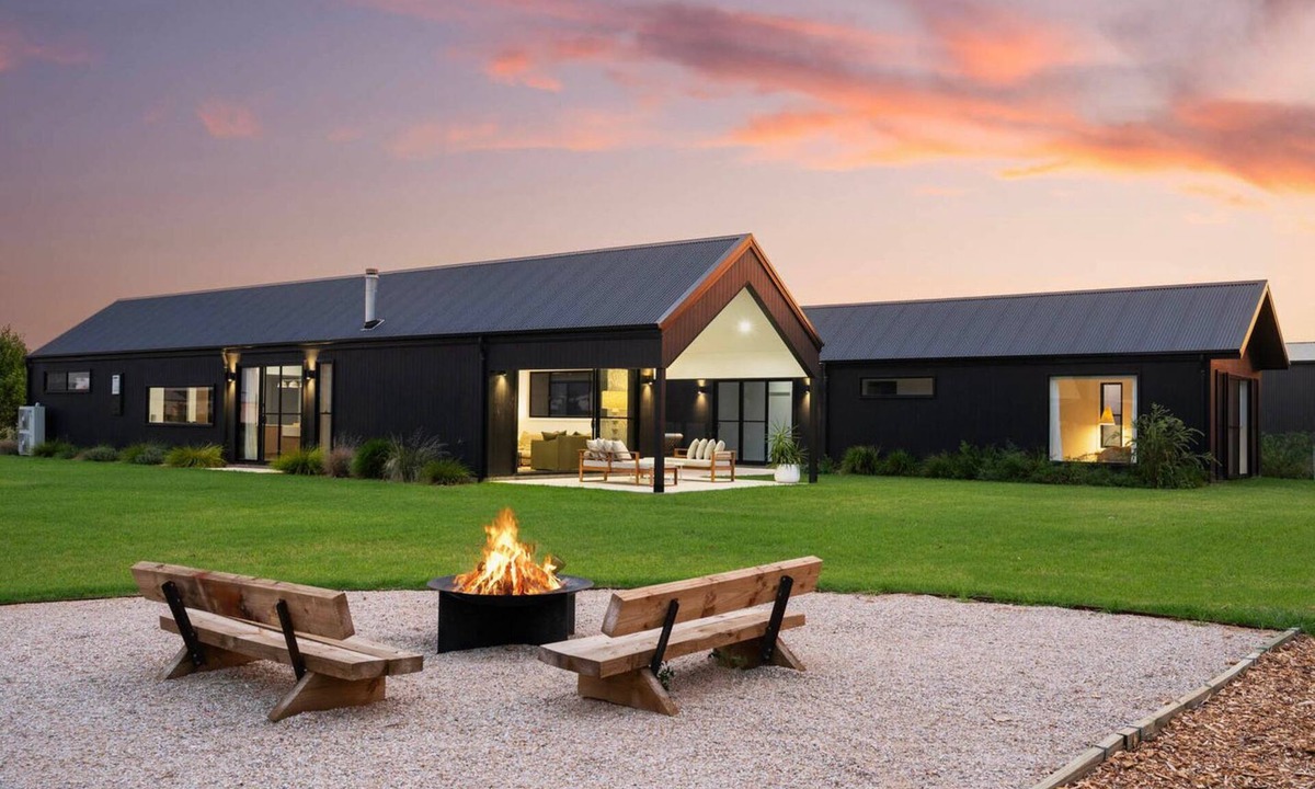Bombira House | Jarli Barn Refined Wine Country Retreat with Pool