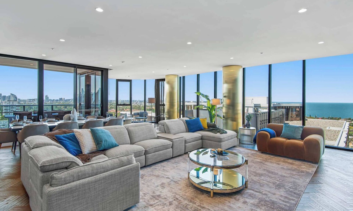 Port Melbourne Apartment | Jaw-dropping 4BD Penthouse in Beachside Resort