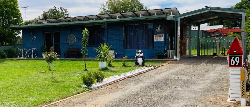 Jerilderie House | Jerilderie BNB - 2BR Home - 86"TV - Petsfee15