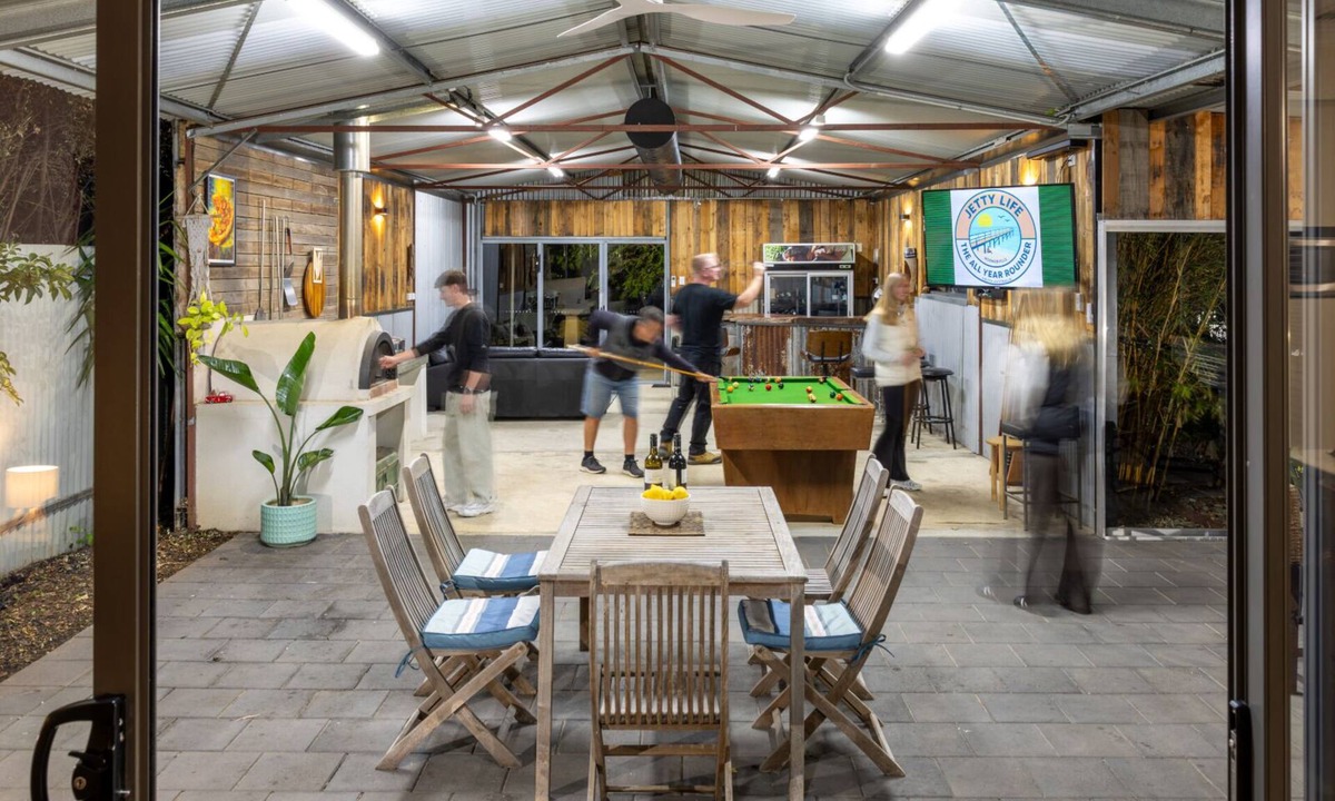 Normanville House | Jetty Life Normanville - Family Entertainer, 5 mins walk to Beach &Village Cafes