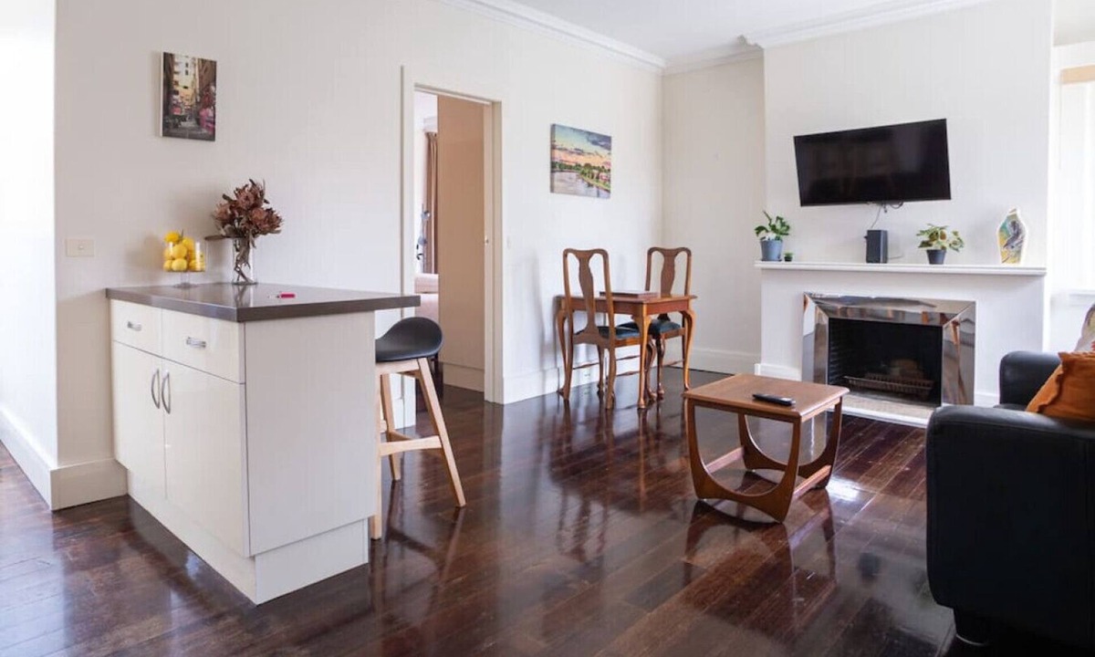 East Melbourne Apartment | Joli - Light Filled Delight Close to the MCG