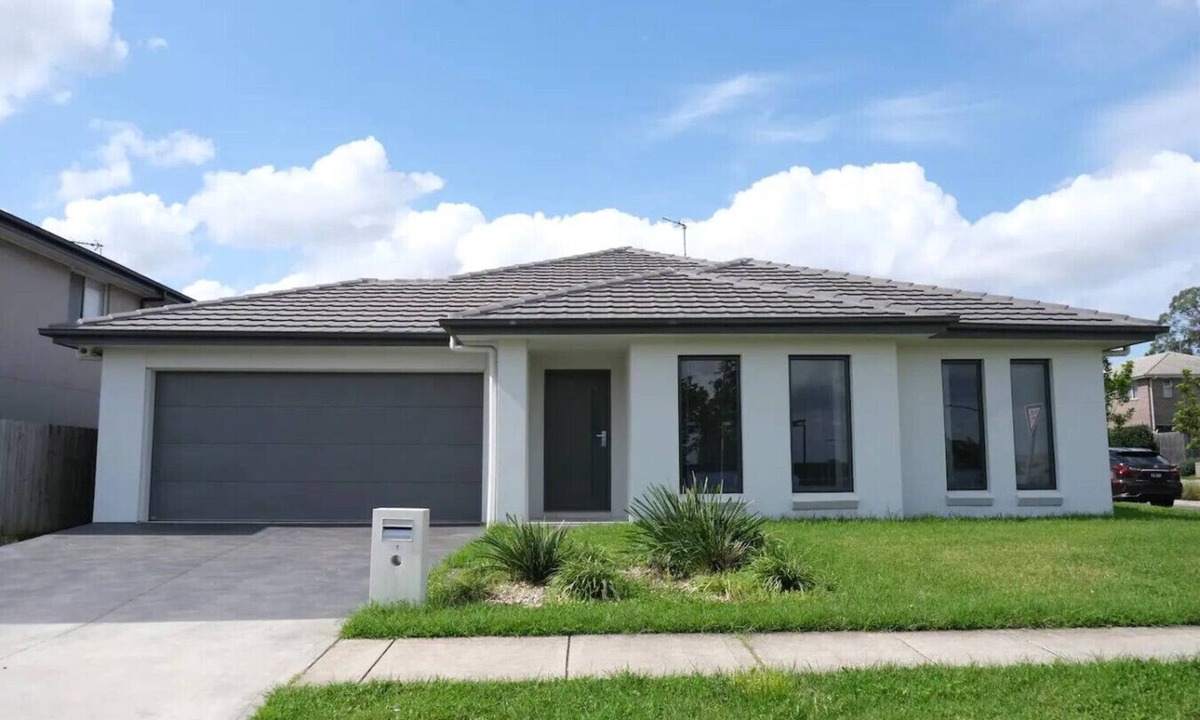 Kellyville House | Kellyville Modern & Stylish House for family &work
