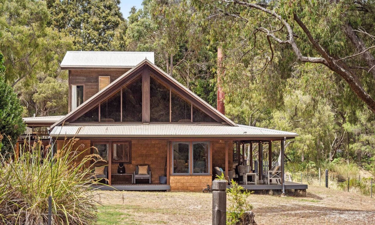 Redgate House | Kookaburra Retreat | Dog Friendly | Forest View