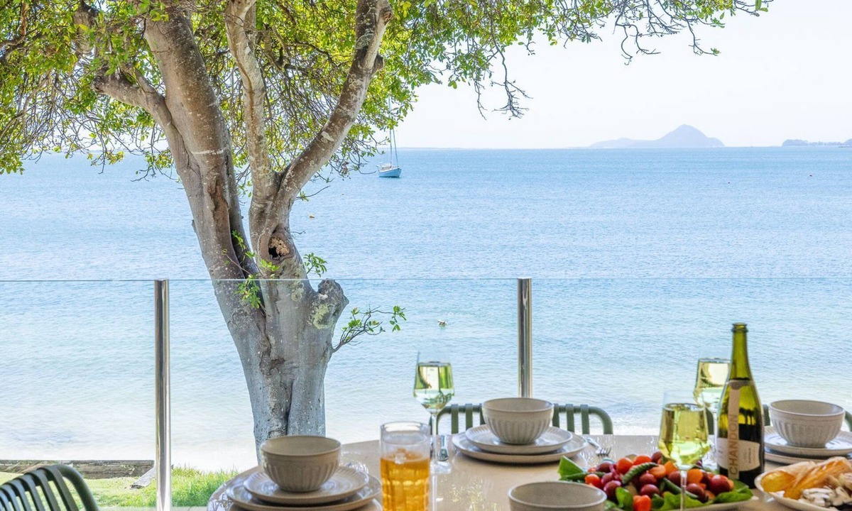 Salamander Bay House | Kooyonga 1, 211 Soldiers Point Rd - waterfront, views linen, aircon