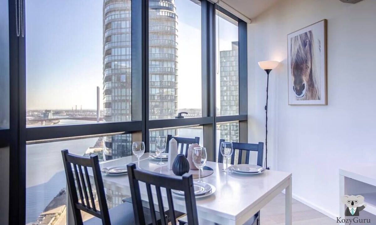 Docklands Apartment | KOZYGURU | DOCKLANDS | HIGH LEVEL WATERVIEW | 1BED | POOL | VDO883