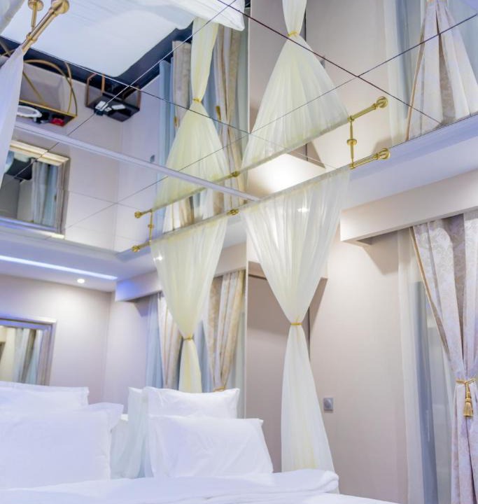 Cayenne Apartment | L'interdit Love Room - Miroir au plafond 2x2m