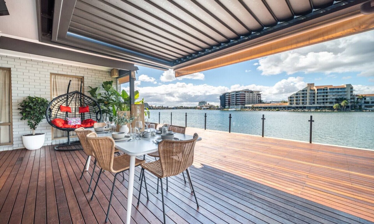 Tennyson House | La Brisa - Waterfront Retreat between Lake & Coast