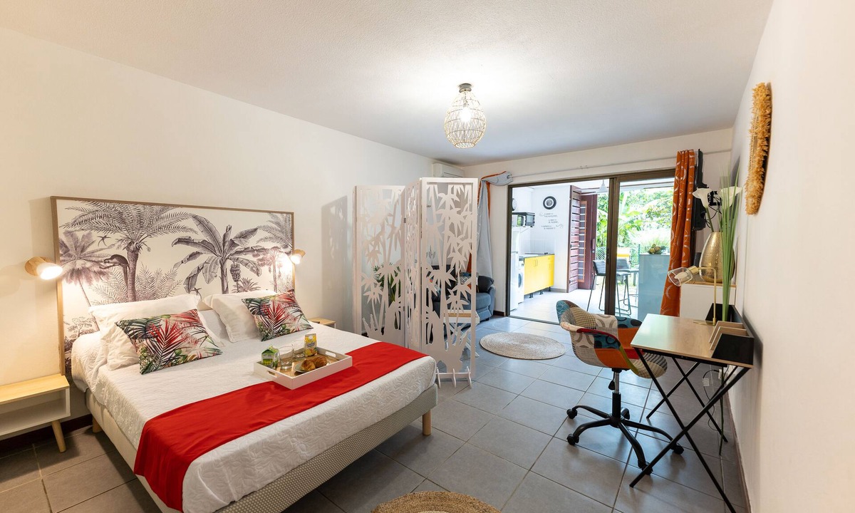 Remire Montjoly Apartment | La perle du Rorota - Large luxury studio with swimming pool and private beach access