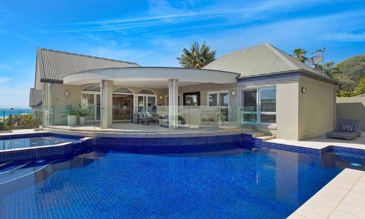 Wamberal House | LA VISTA - OCEAN VIEWS, RESORT STYLE POOL & SPA