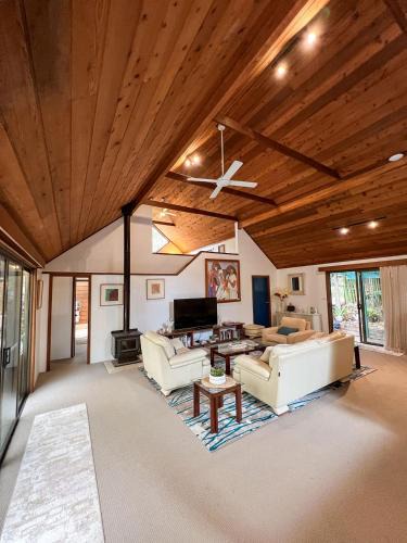 Emerald Beach Bed & Breakfast | Lake Russell Retreat