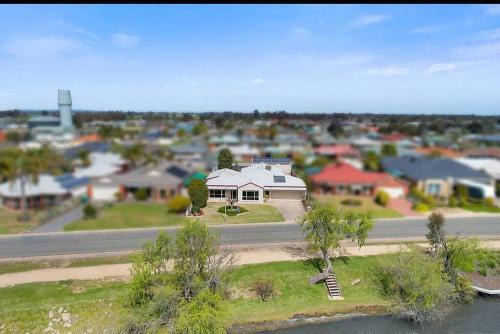 Yarrawonga House | Lakefront Beauty ! Pet friendly