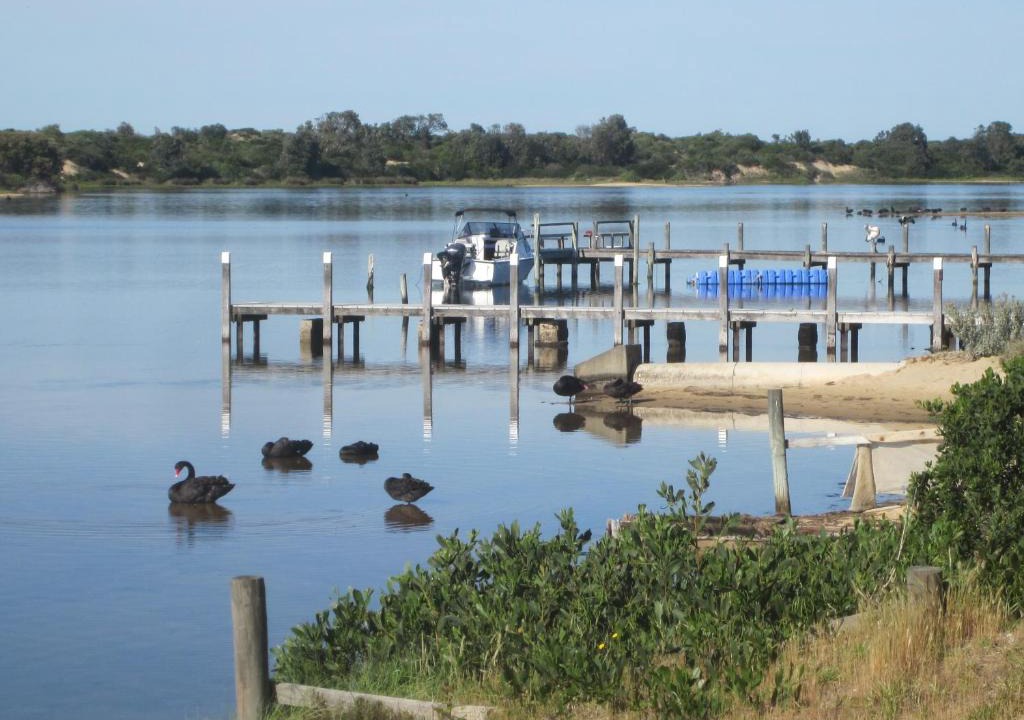 Lakes Entrance Hotel | Lakes Entrance Waterfront Cottages with King Beds